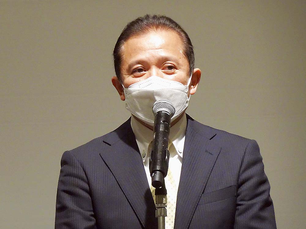 聴衆に呼び掛ける小山連合会長