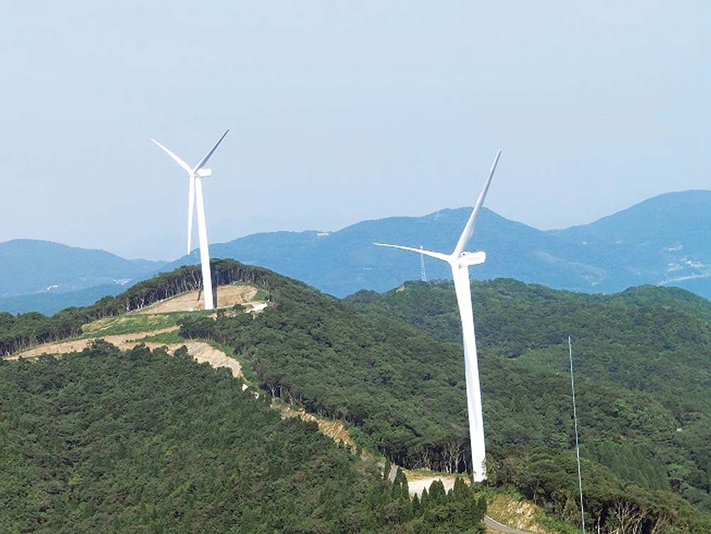 鹿児島県の新長島黒ノ瀬戸風力発電所。風力発電は脱炭素化の切り札の一つとして注目を集めている（提供＝東芝エネルギーシステムズ）