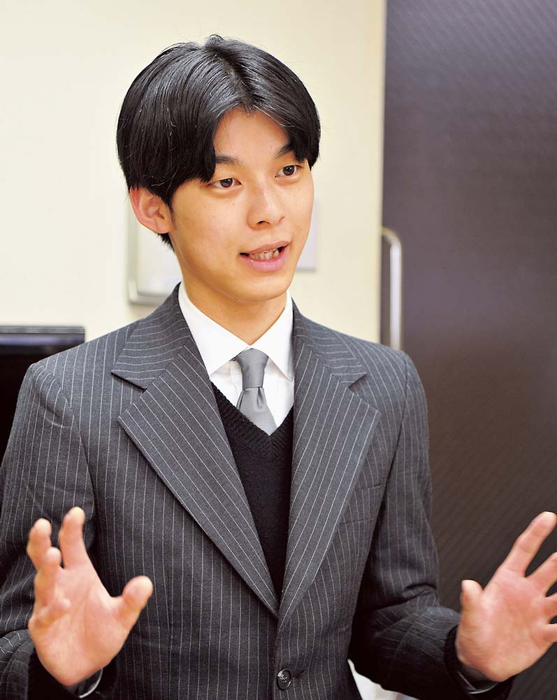 「5周年は東京ドームでワンマンライブがしたい」と話す原田波人