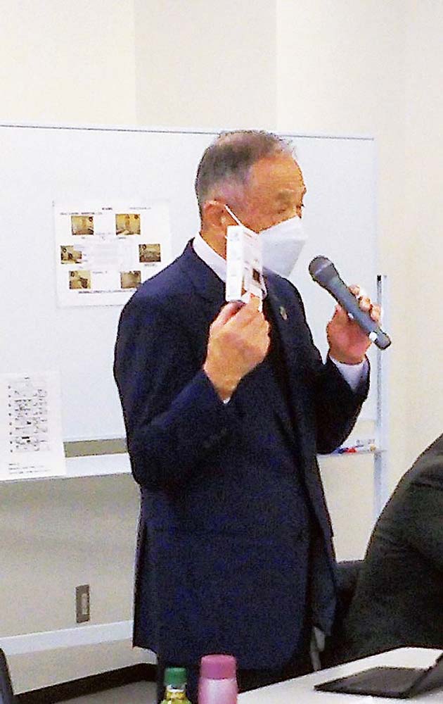 スマート家電化の設備を説明する安藤会長