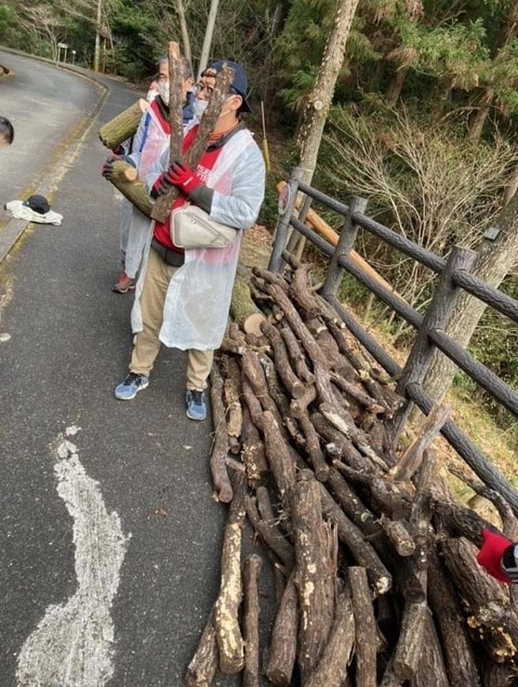 原木を運ぶ参加者