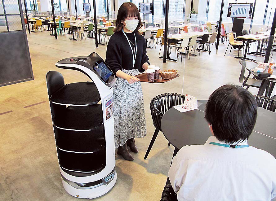 TISが社員食堂で運用する配膳ロボット＝東京都江東区の豊洲オフィス