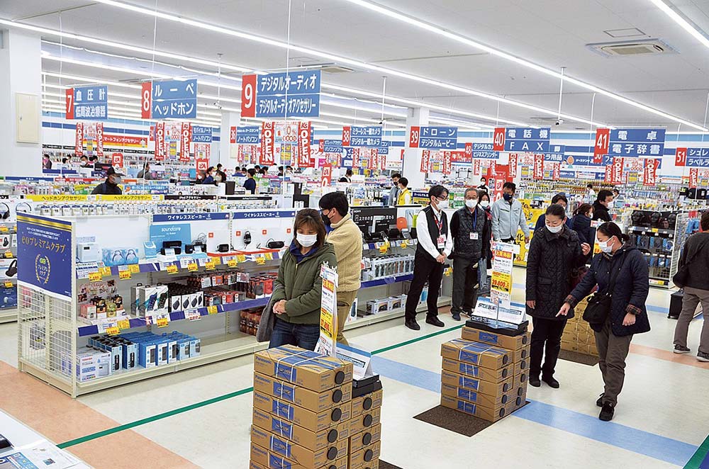 什器は他店より低いものを使用し、売り場の見通しを確保した