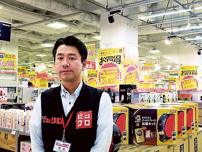 「全国からアウトレット品を集めている」と話す河村店長