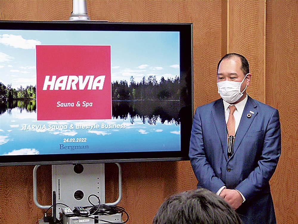 「HARVIA仙台ショールーム」を開設し、あいさつする清野社長