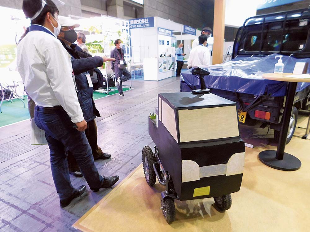 スズキは農業用ロボットを実演