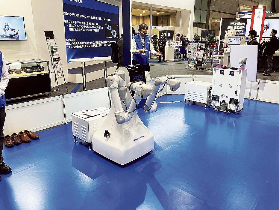 開発中の双腕生産支援ロボットは右手で扉を開けて左手で台車をつかむことが可能