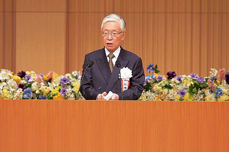 記念式典であいさつする前田会長