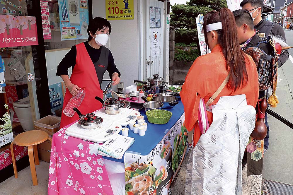 実食を楽しむイベント参加者