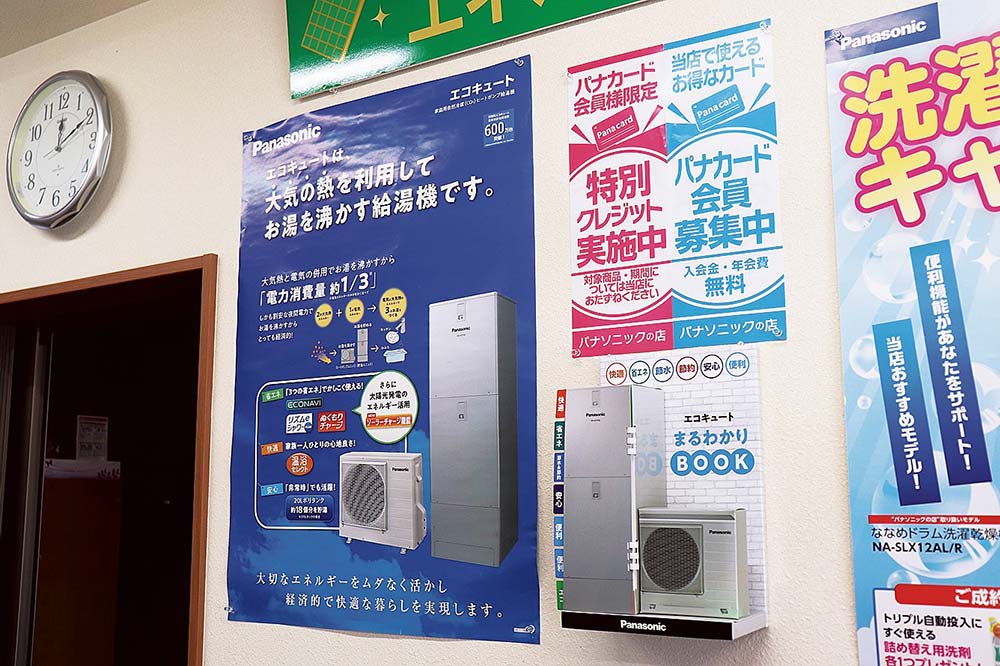 電気のリズ・トーチク水巻店は、ポスターを通じて省エネ効果などのメリットを訴求