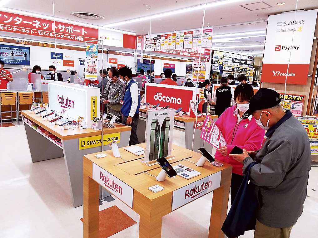 店舗入り口の携帯電話売り場でも、丁寧な接客が行われていた