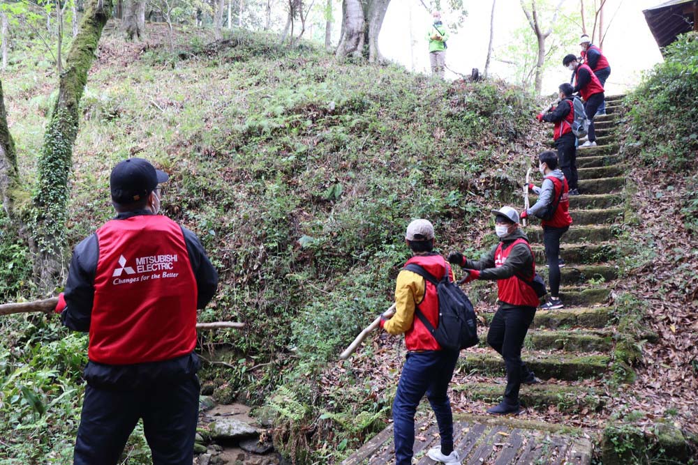 伐木整理ではリレー方式で枝を運搬