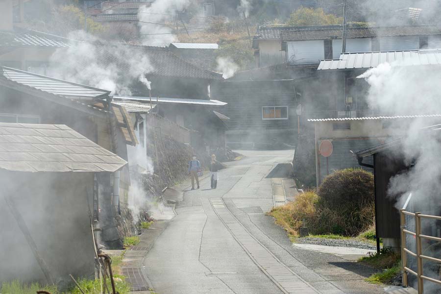 わいた温泉郷の湯けむりの様子