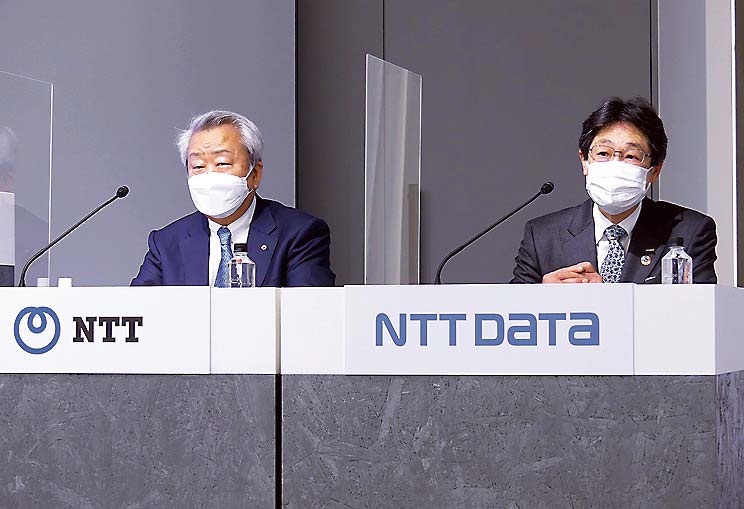 記者会見に臨むNTTの澤田社長（左）とNTTデータの本間社長＝9日、東京都千代田区のNTT本社