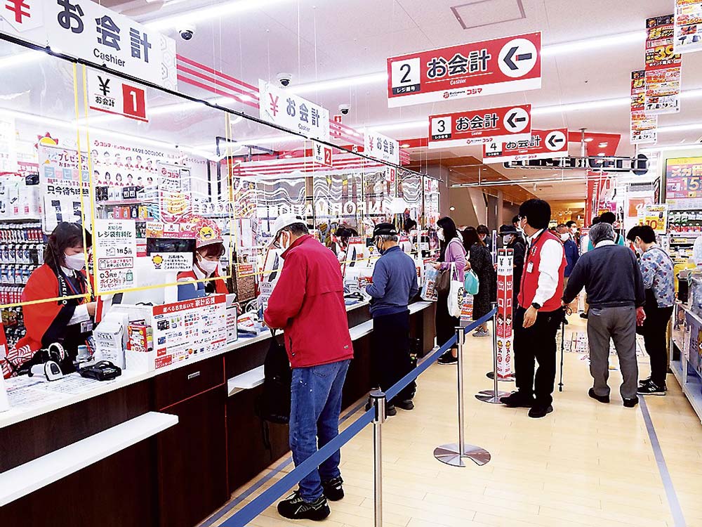 感染防止対策が行われた店内には多くのお客が来店