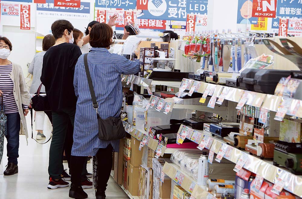 開店日は強い雨が降ったにもかかわらず、多くの来店客があった