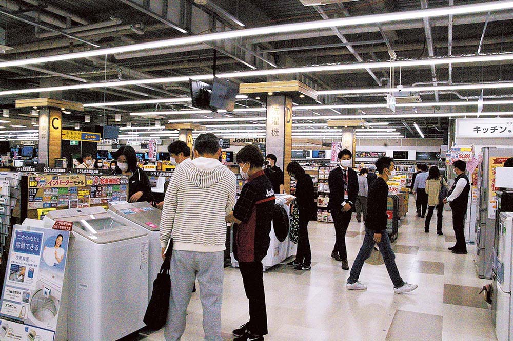 多くの来店でにぎやかな店内