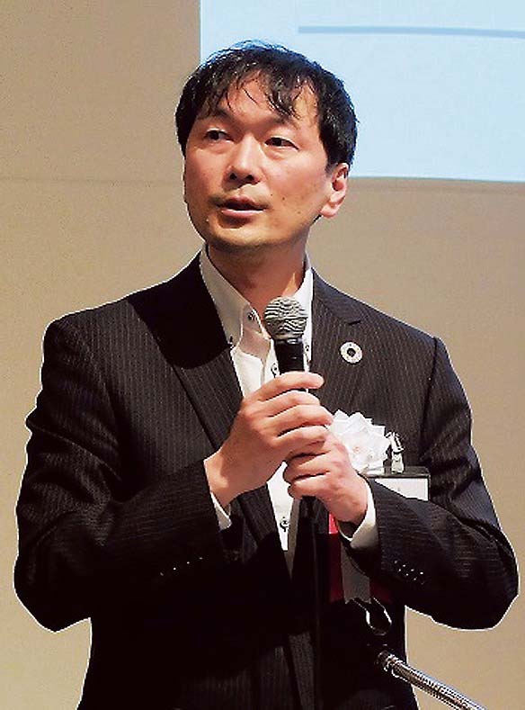 会員企業を前にあいさつする島岡会長