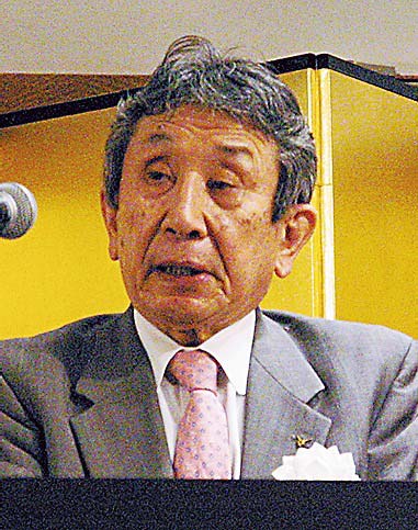 議案審議の前にあいさつする岡本理事長