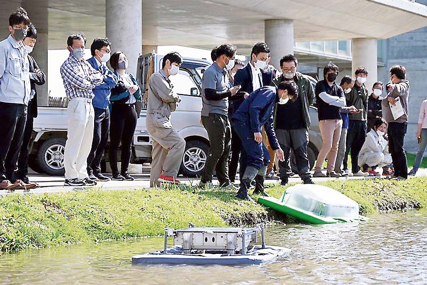 アイガモロボの実証実験（提供＝有機米デザイン）