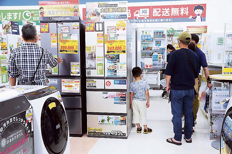 新規オープン店でも冷蔵庫への関心は高い（ケーズデンキ東住吉中野店）