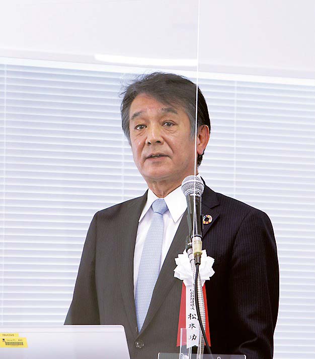 あいさつするロームの松本社長