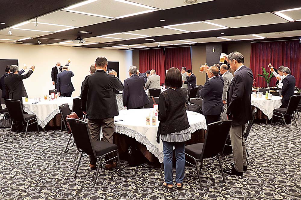 懇親会で乾杯する各県商組