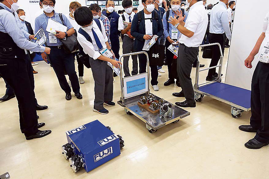 ＩｏＴ・ＡＩ・ロボット展に新規出展したブースにも来場者が相次いだ（写真は富士製作所のブース）