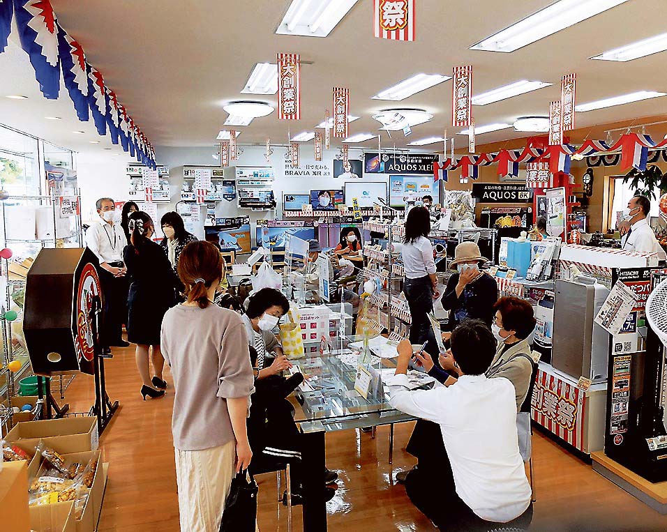 店内では活気に満ちた商談が続いた