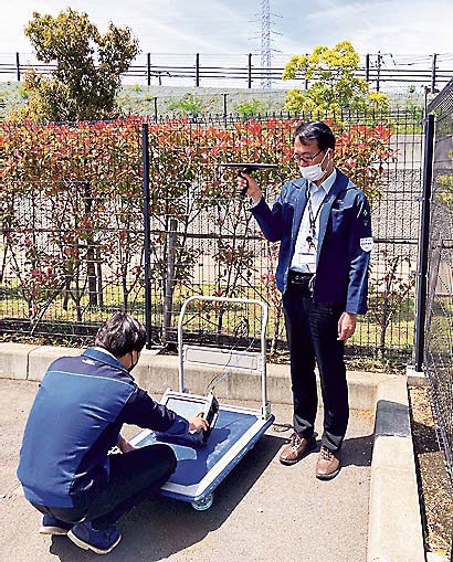 ローカル5G基地局からの電波を測定している様子（提供＝NECネッツエスアイ）