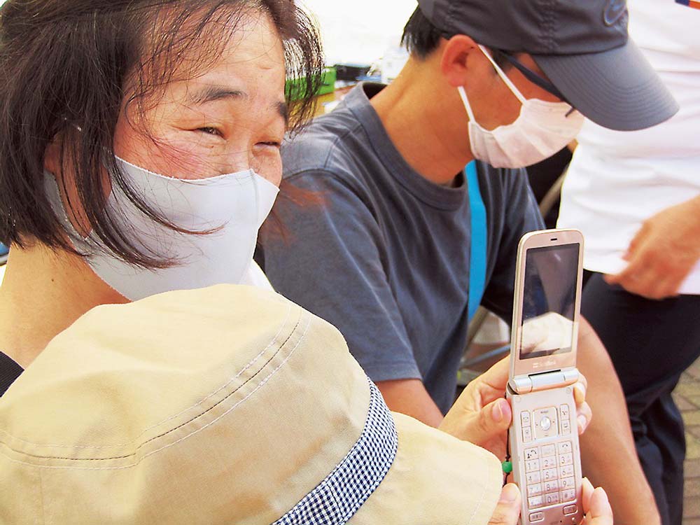 携帯電話が起動して喜ぶ参加者