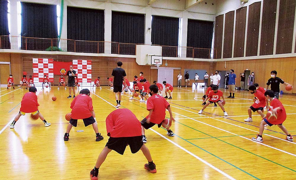 指導を受ける小学生たち