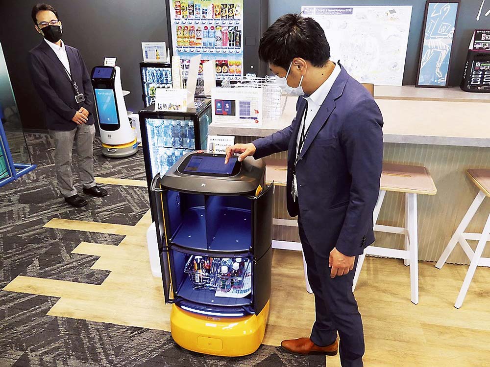 自律移動できる配送ロボット＝東京都中央区