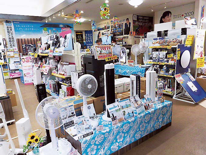 店内には、扇風機やサーキュレーターなどを数多く展示して販売に注力するナカオ