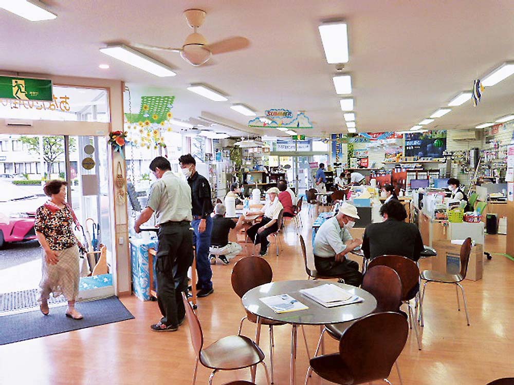 多くの来場客でにぎわった店内