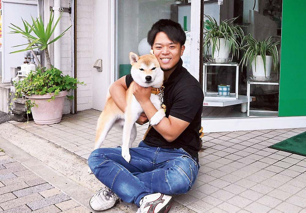 マスコット犬と神谷代表のツーショット