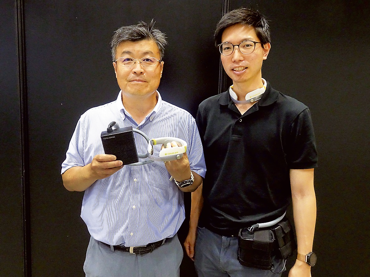 「Cómodo gear i2（コモドギア アイツー）」を紹介する笠原事業部長（左）と佐藤氏