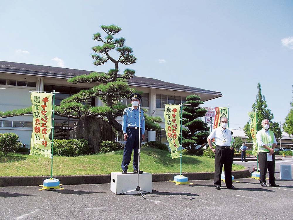 あいさつする県警本部の佐々木参事官