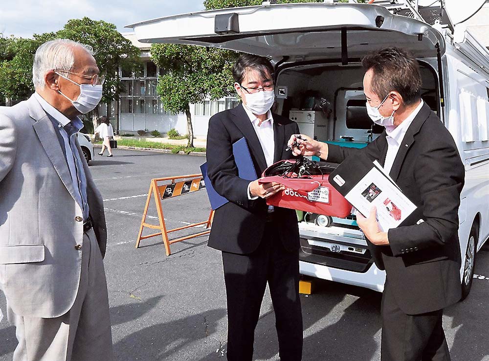 マルチチャージャーなど移動基地局車内の設備を説明