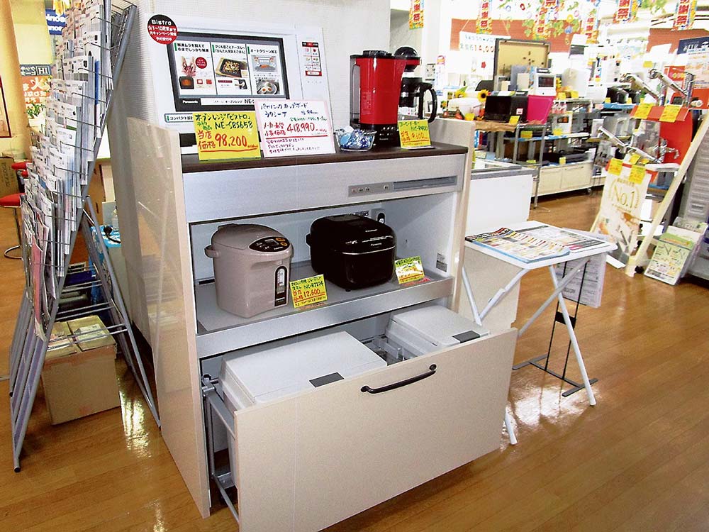 重点商品として提案するカップボード（平和デンキ）