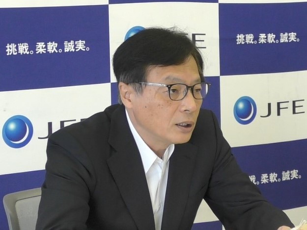 オンラインで会見する北野嘉久社長