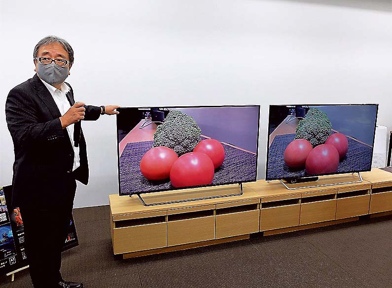 量子ドット4Kテレビを説明する武藤部長（左が新製品）