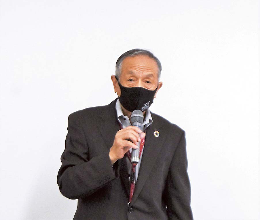 あいさつする安藤理事長