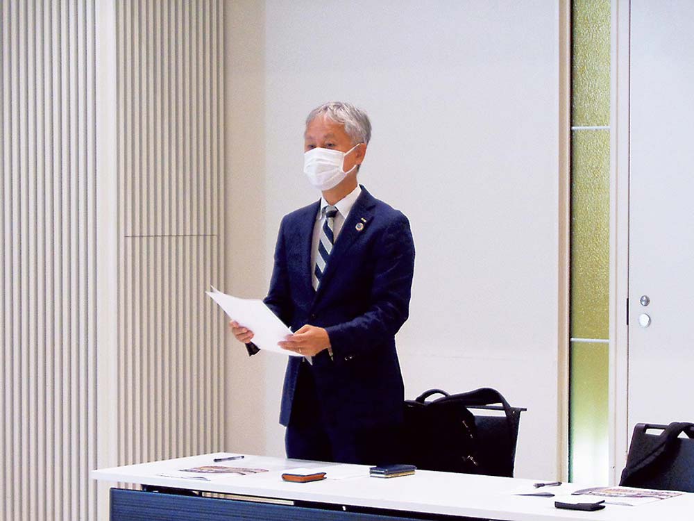 あいさつする田中総支社長