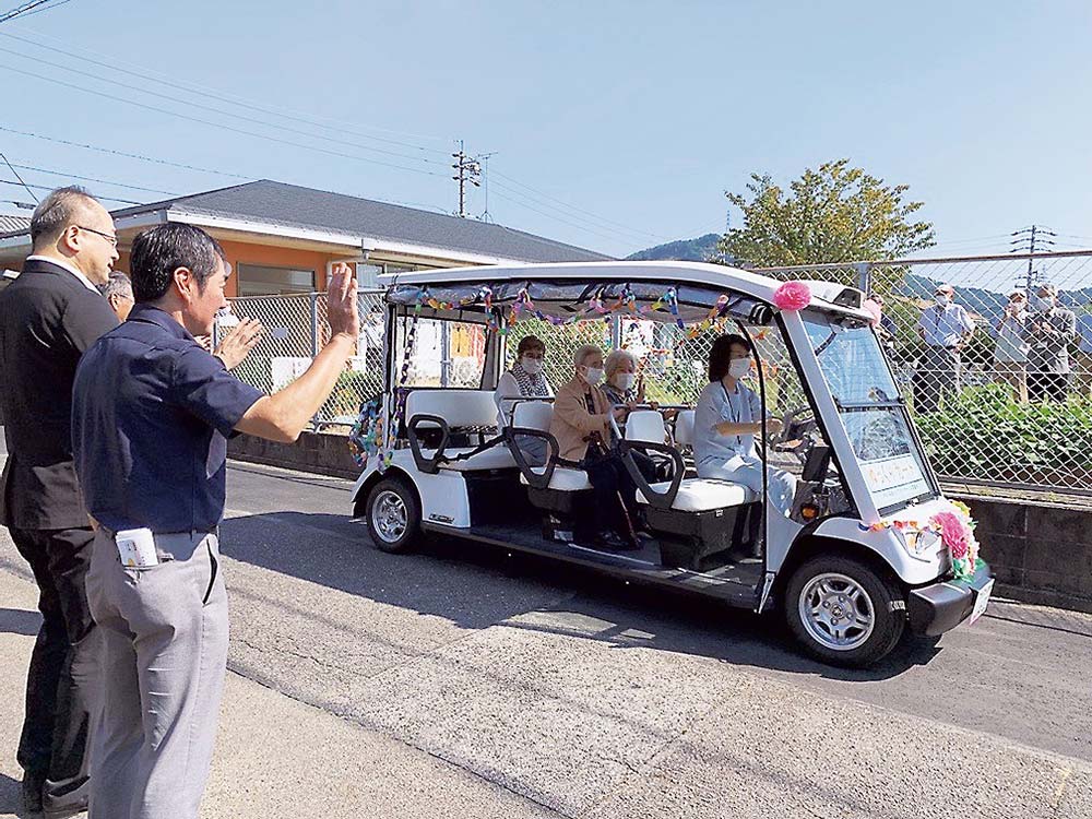 出発する「ゆっくりカート」