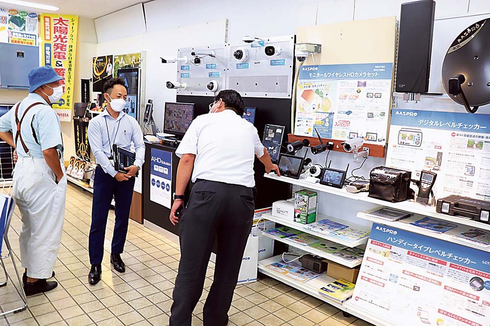 ワイヤレスカメラなど防犯商品もそろえた