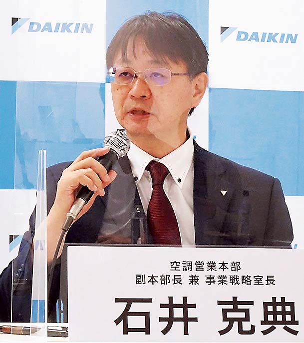 新製品を性能などを説明する石井副本部長