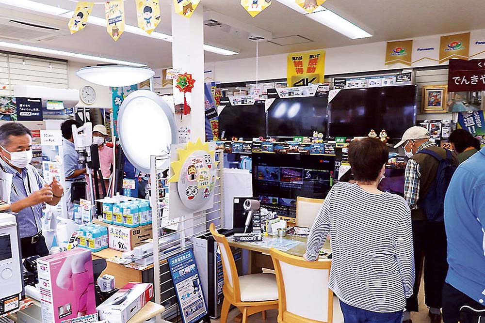 曇り空を感じさせないほど活気づく店内