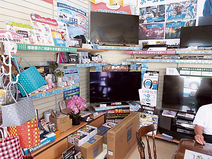 店内にはテレビを展示し販売に努めた