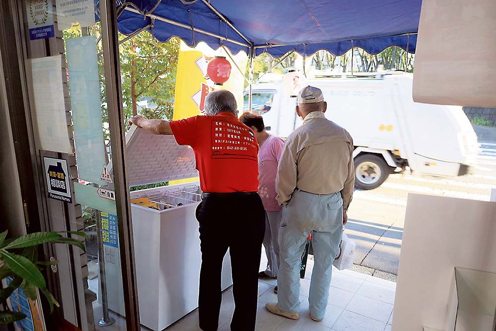 入り口の「ひもの市」で干物を吟味